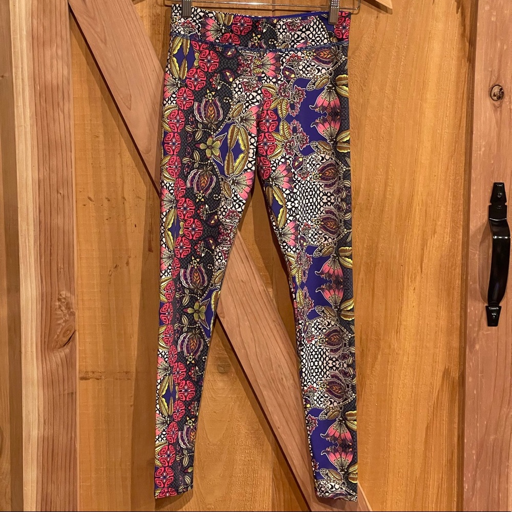Onzie brand pink multi paisley print leggings 7/8 length. Size girls 14/16
